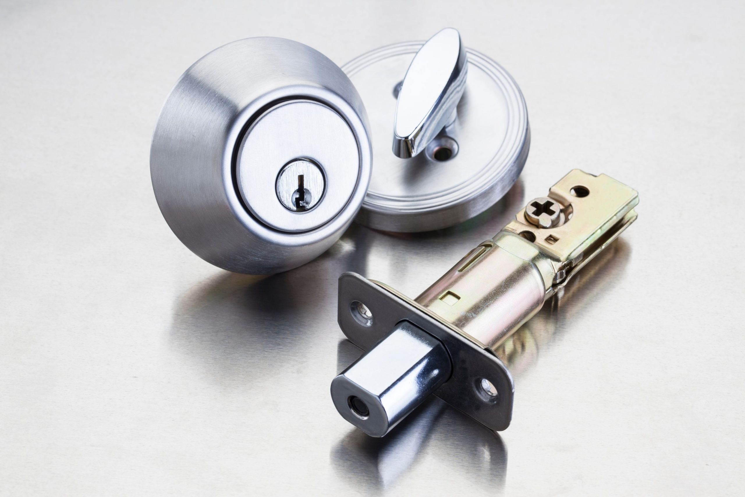 Pregled cilindra na protuprovalnim vratima